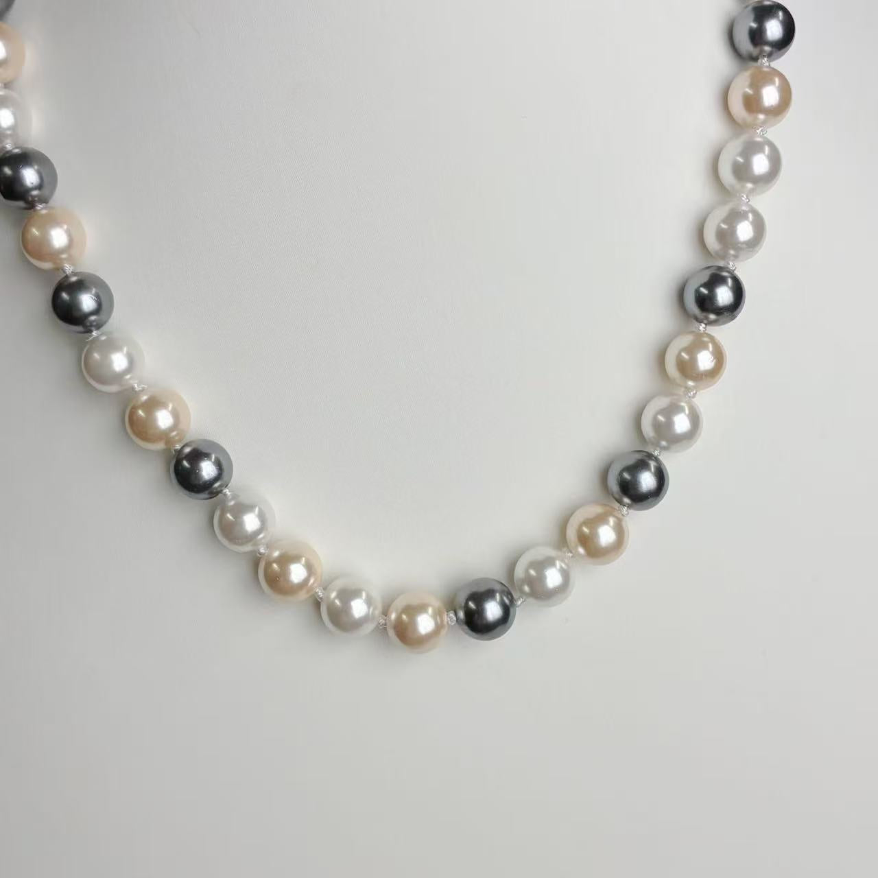 Collana “Perle Tricolor” – Eleganza Classica con Sfumature Moderne