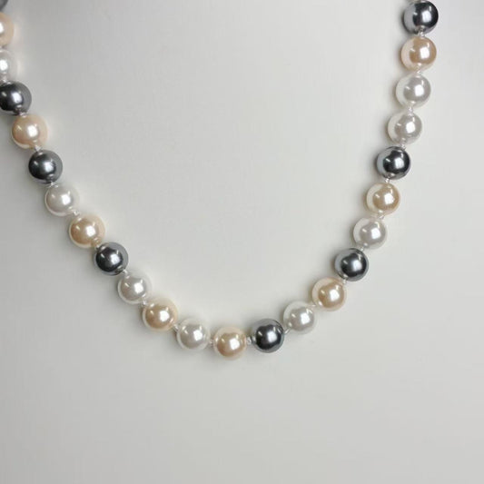 Collana “Perle Tricolor” – Eleganza Classica con Sfumature Moderne