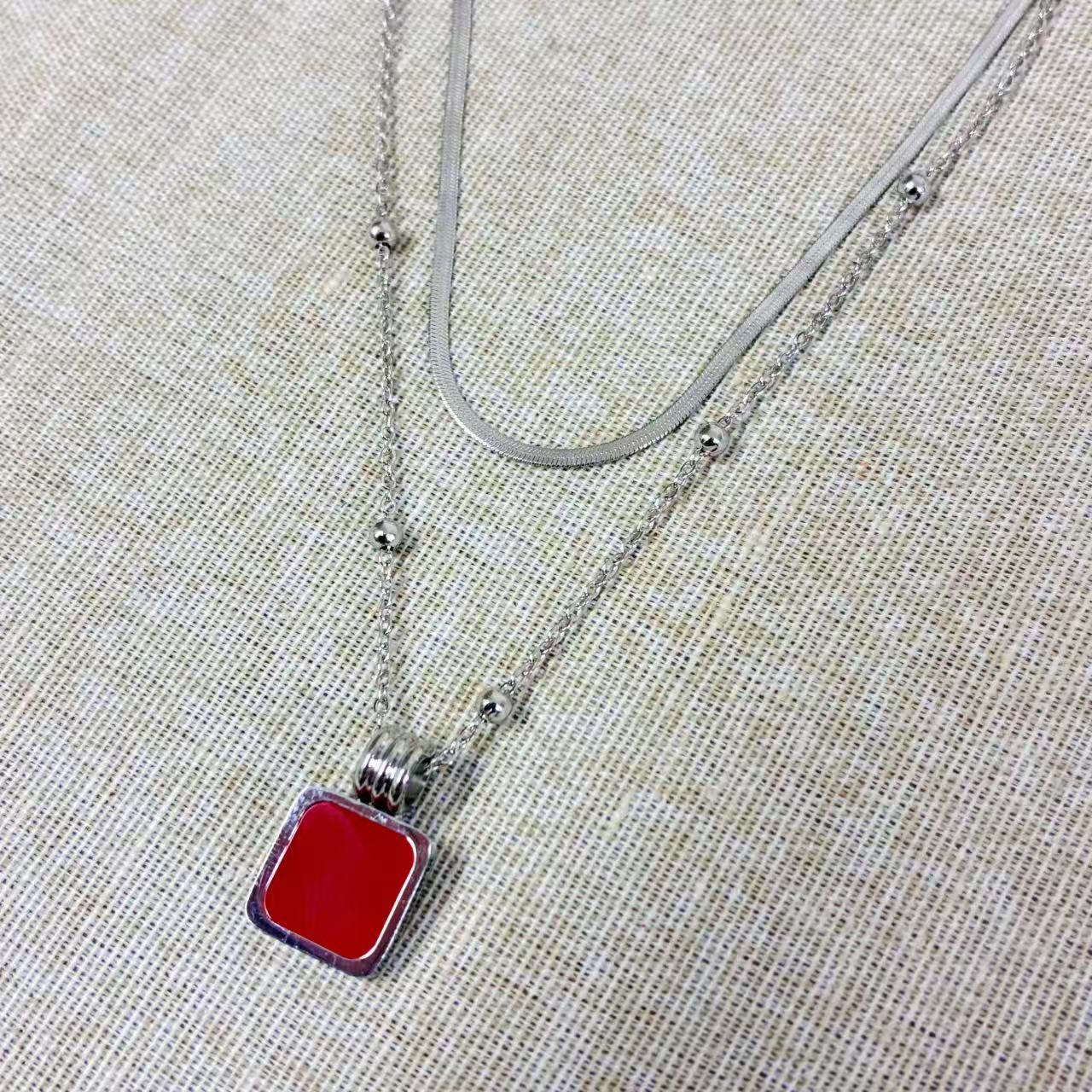 Collana “Rosso Vivo” – Acciaio Inossidabile & Pendente Smaltato Rosso