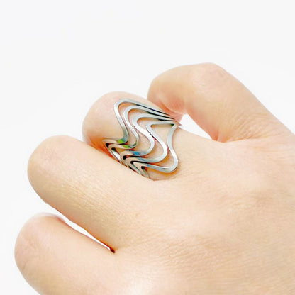 Anello Onde Intagliate – Linee Fluide