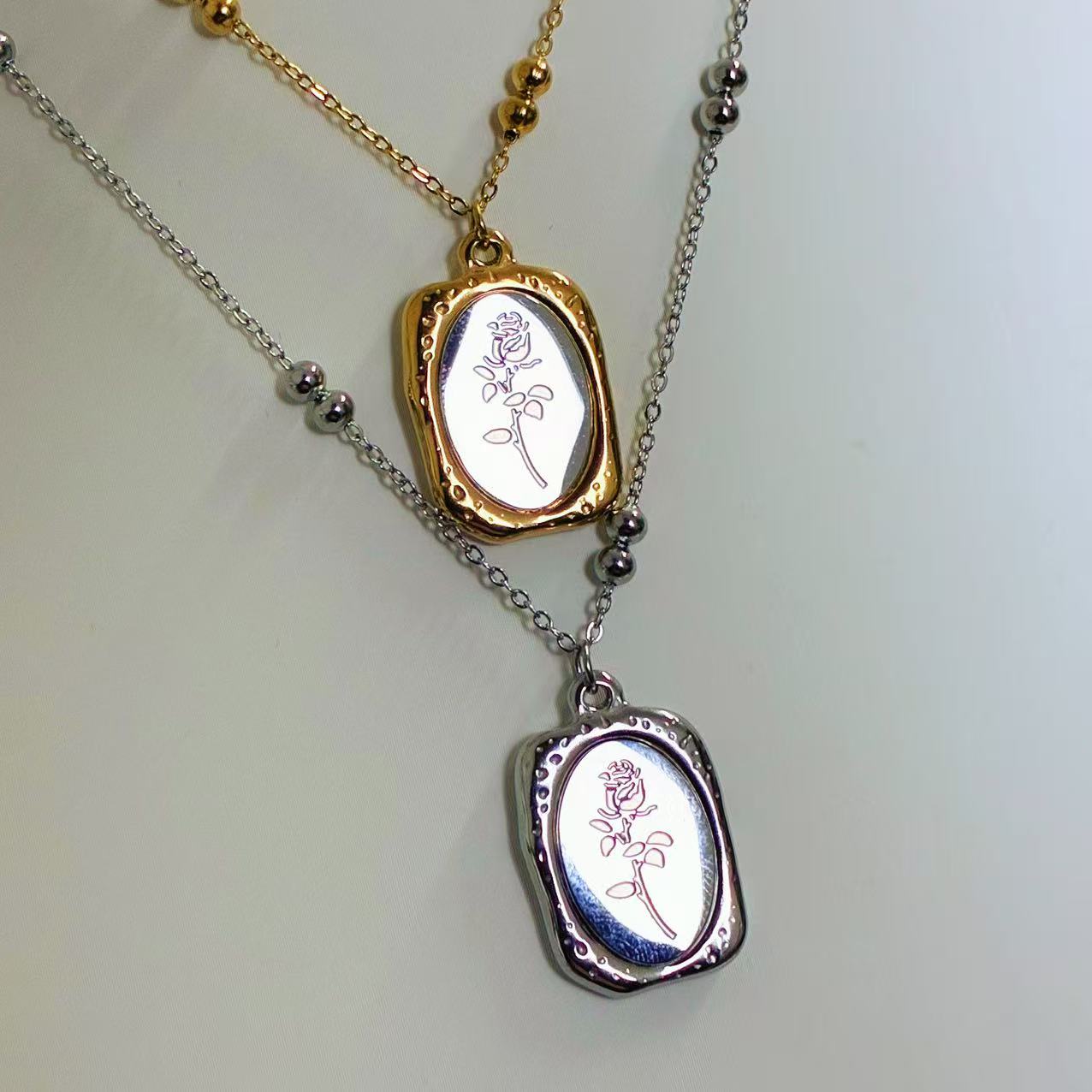 Collana “Rosa Incisa” – Eleganza Romantica in Stile Classico Contemporaneo