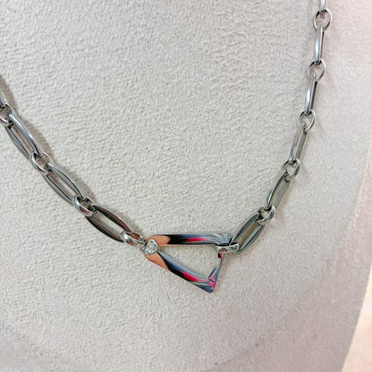 Collana “Geometrica” – Acciaio Inossidabile con Dettaglio Triangolare