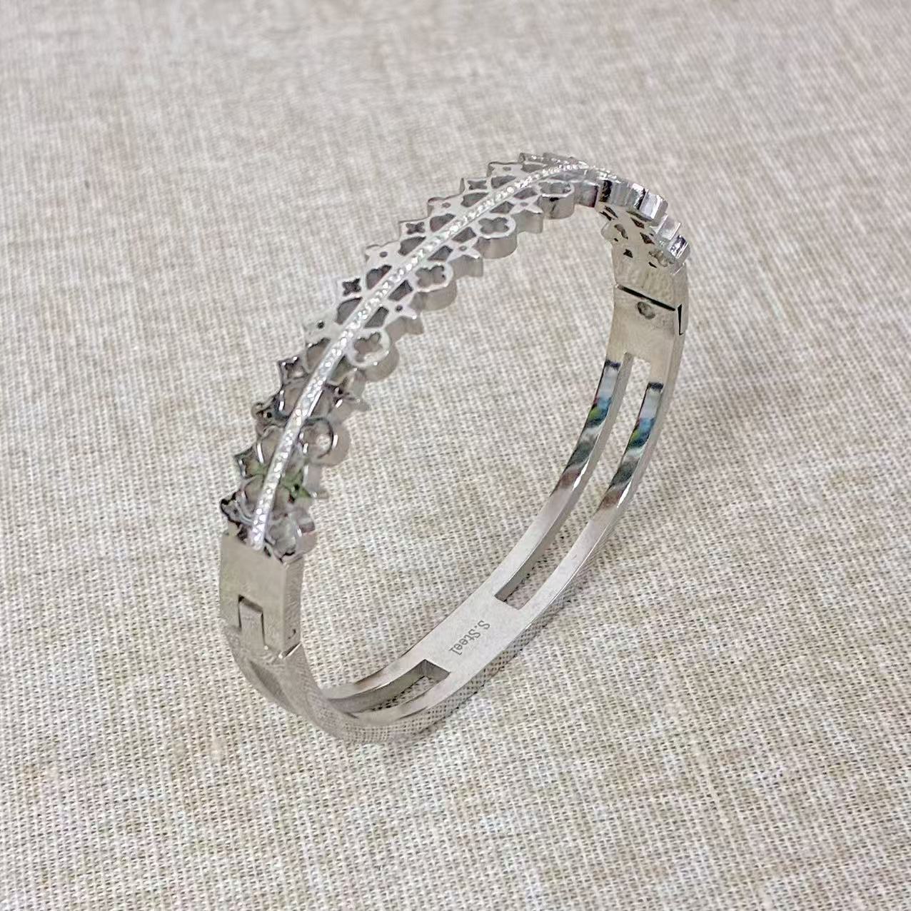 Bracciale rigido Floreale con la chiusura laterale