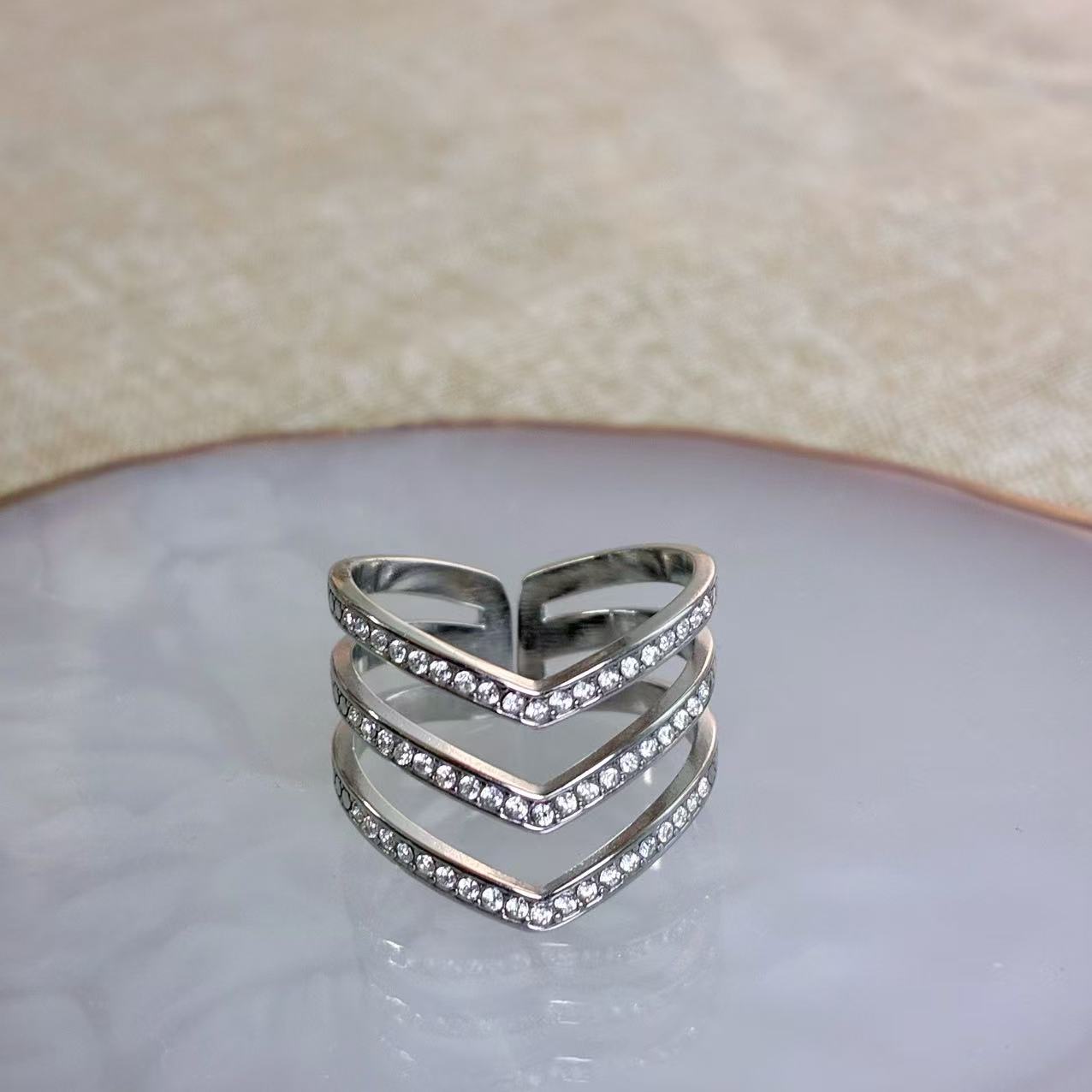 Anello “Tripla Eleganza” – Linee che definiscono lo stile