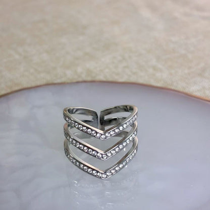 Anello “Tripla Eleganza” – Linee che definiscono lo stile