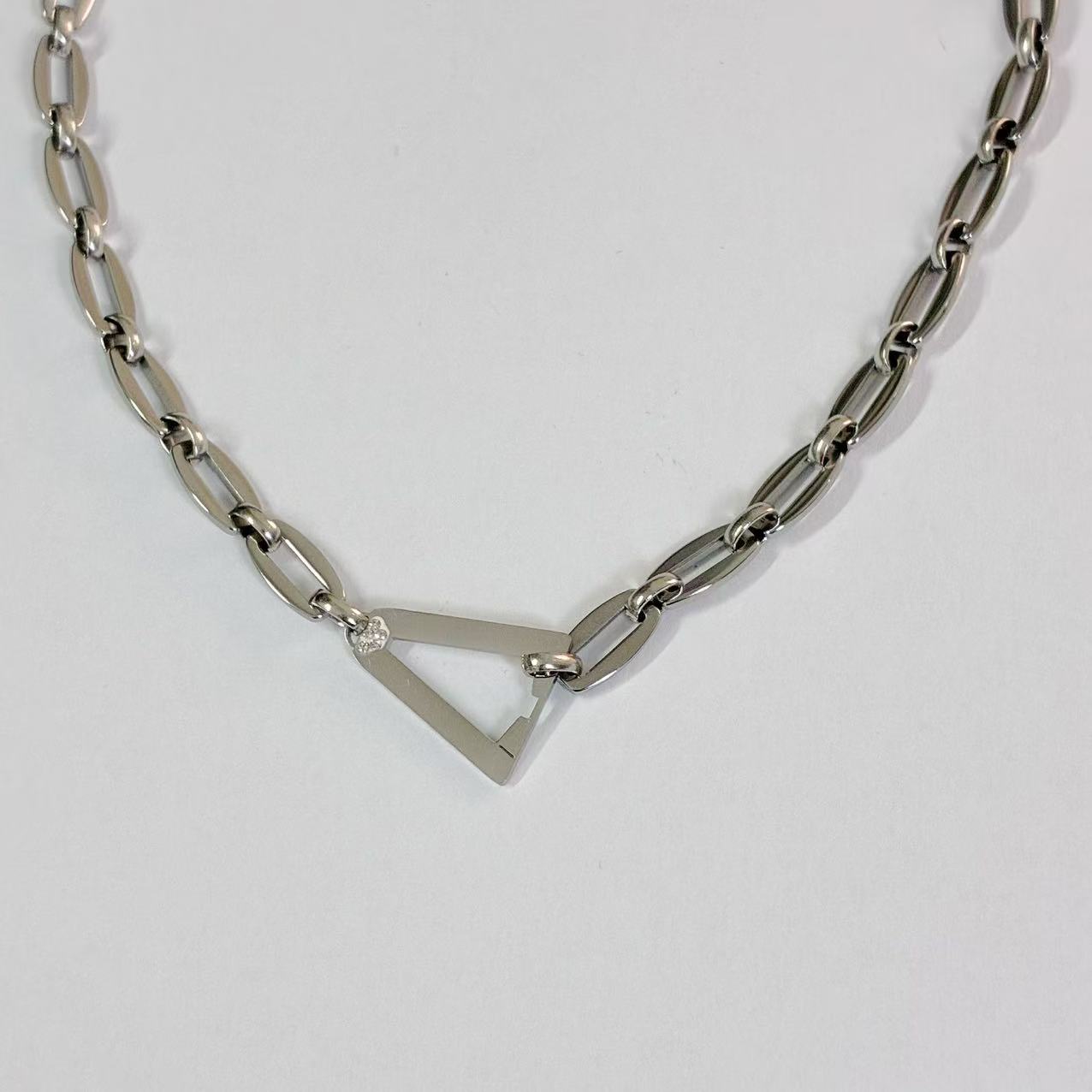 Collana “Geometrica” – Acciaio Inossidabile con Dettaglio Triangolare