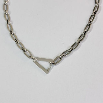 Collana “Geometrica” – Acciaio Inossidabile con Dettaglio Triangolare