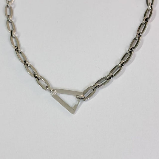 Collana “Geometrica” – Acciaio Inossidabile con Dettaglio Triangolare