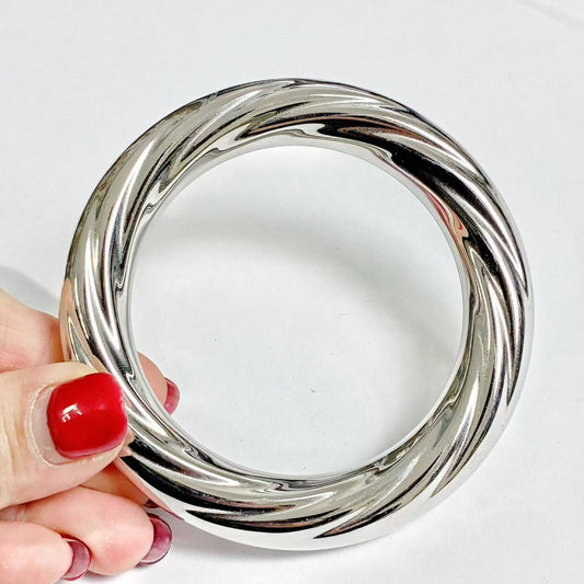 Bracciale rigido in acciaio dal design fluido