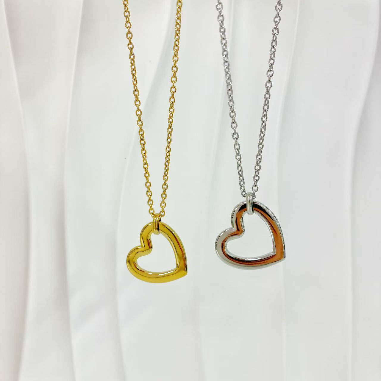 (C256)Collana cuore grande in acciaio inox