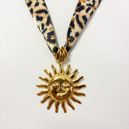 Collana con Nastro Animalier & Pendente Sole – Stile Boho Glam