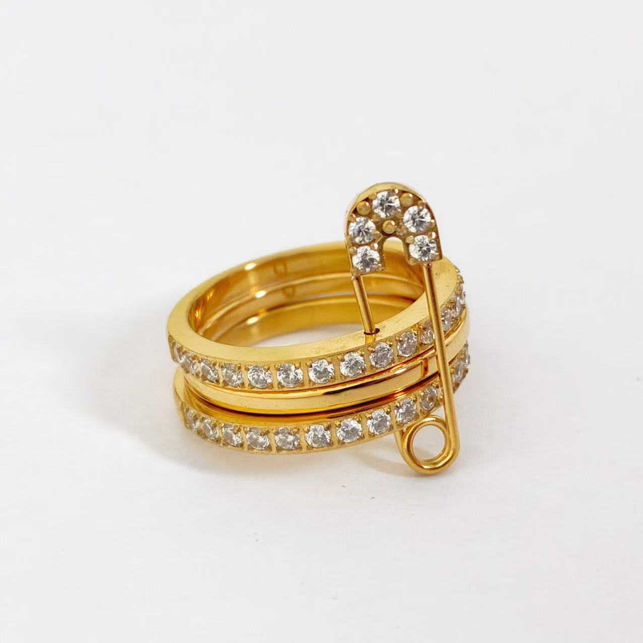 Anello con Spilla di Sicurezza – Stile Moderno e Audace