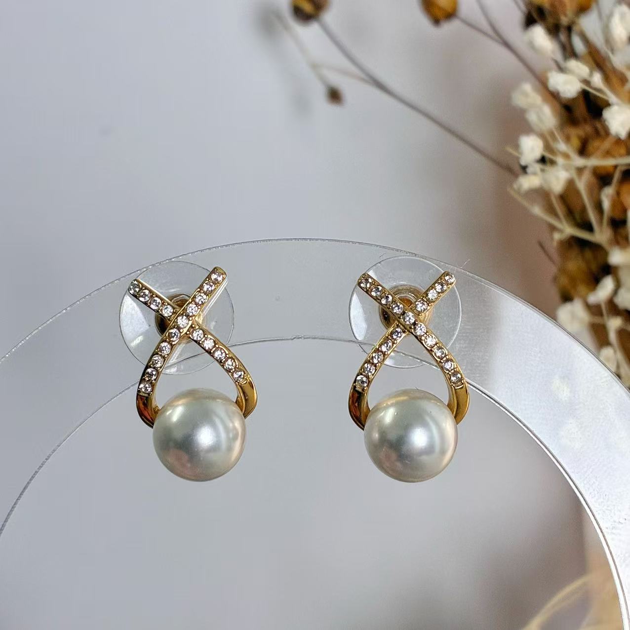 Orecchini “Eleganza Incrociata” – Perle e Brillanti in Armonia