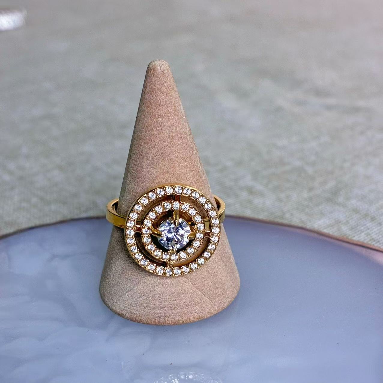 Anello “Cerchio di Luce” – Brillare al centro dell’universo