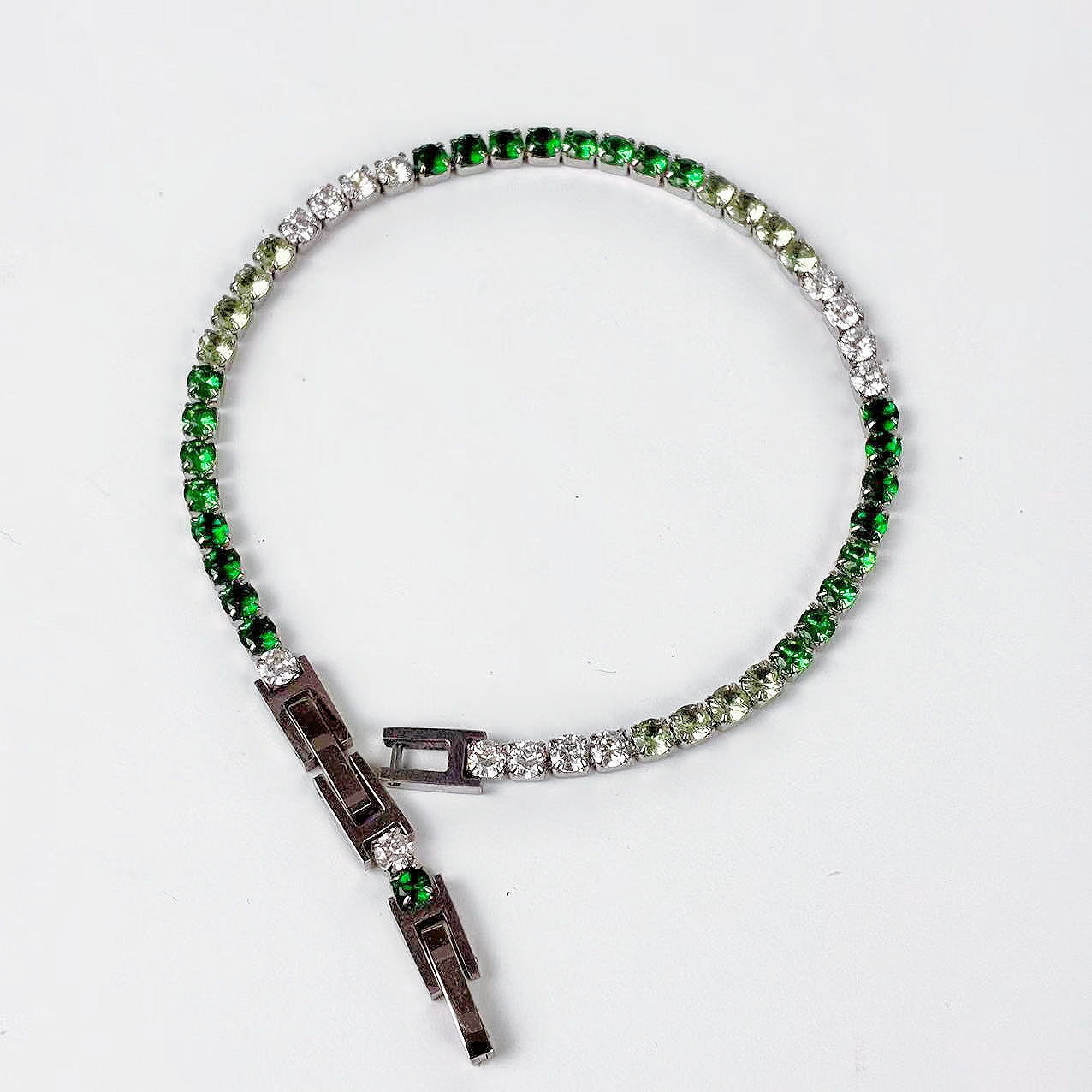 Bracciale “Carezza Continua” – Eleganza Lineare dal Segno Raffinato