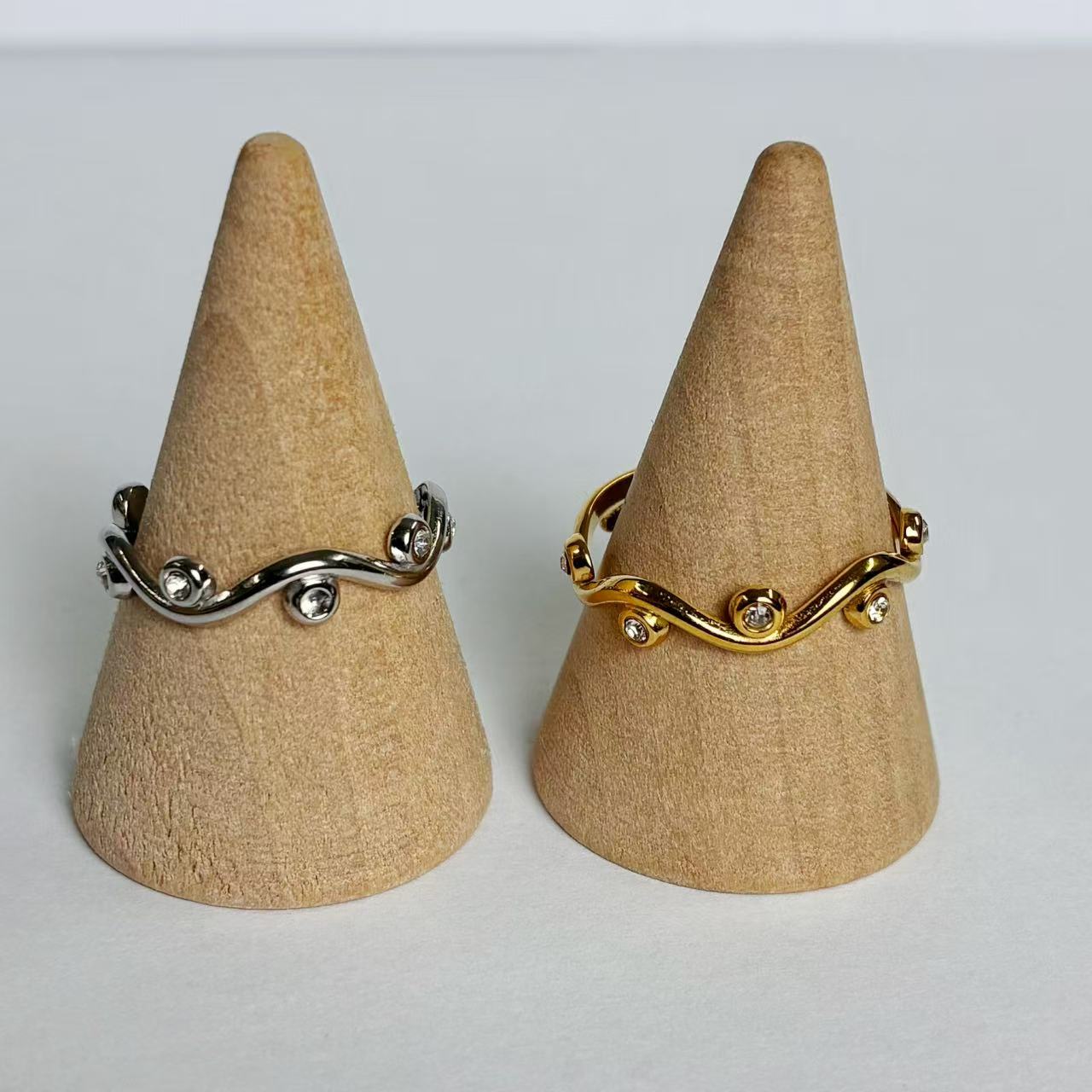 Anello “Onde Preziose” – Movimento Leggero e Brillantezza Discreta