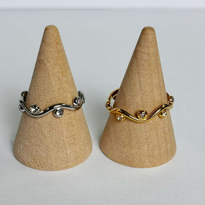 Anello “Onde Preziose” – Movimento Leggero e Brillantezza Discreta