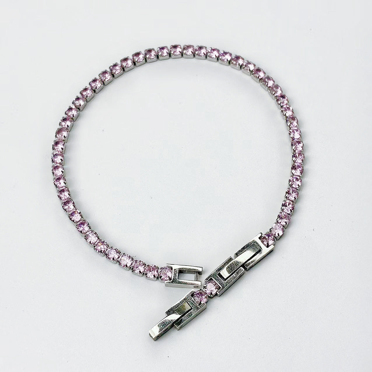 Bracciale “Carezza Continua” – Eleganza Lineare dal Segno Raffinato