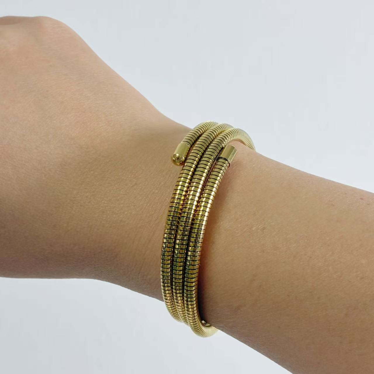 Bracciale “Spira” – Energia e Design Dinamico
