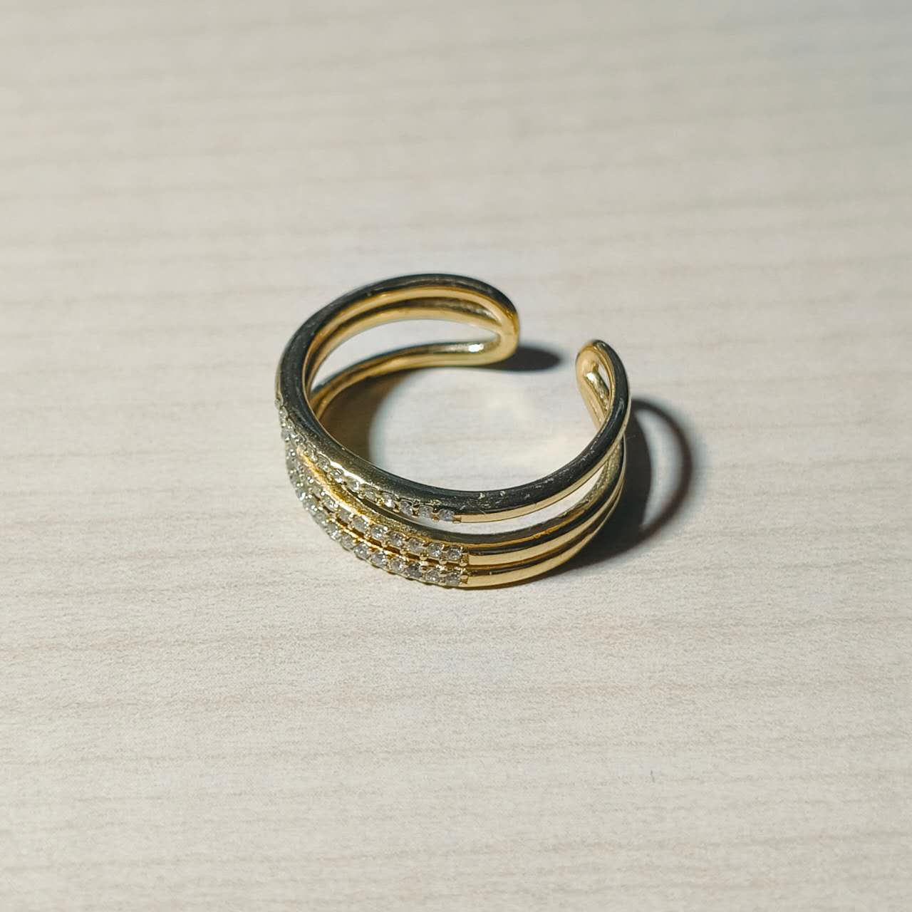 Anello Dorato Multi-Fascia con Zirconi