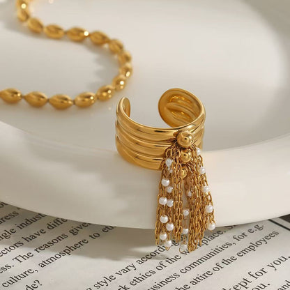 Anello con catene pendenti e perline