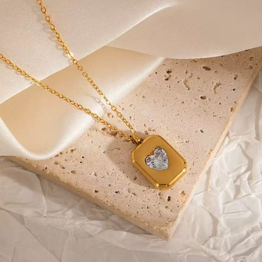 Collana con Pendente Cuore Incastonato – Eleganza Semplice e Brillante