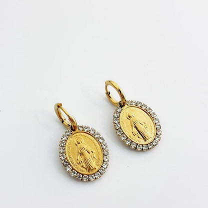 Orecchini Medaglia Ovale – Cornice di Cristalli