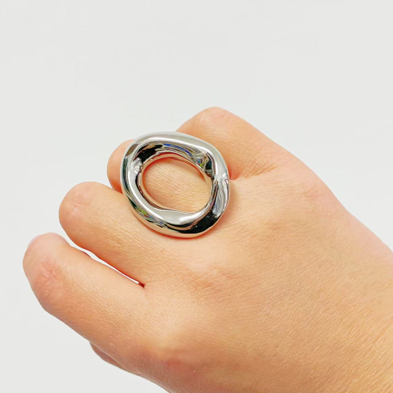 Anello Forma Ovoidale Irregolare – Design Scultoreo Moderno