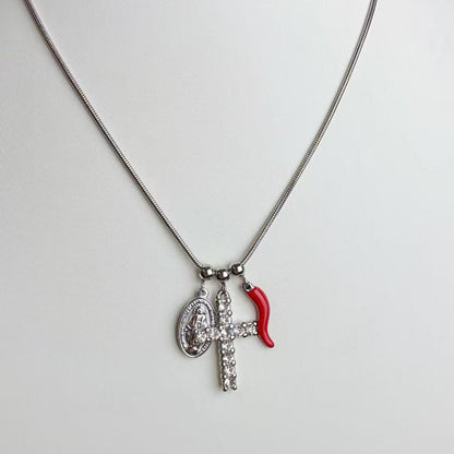 Collana “Fede & Fortuna” – Amuleto Luminoso dal Fascino Iconico