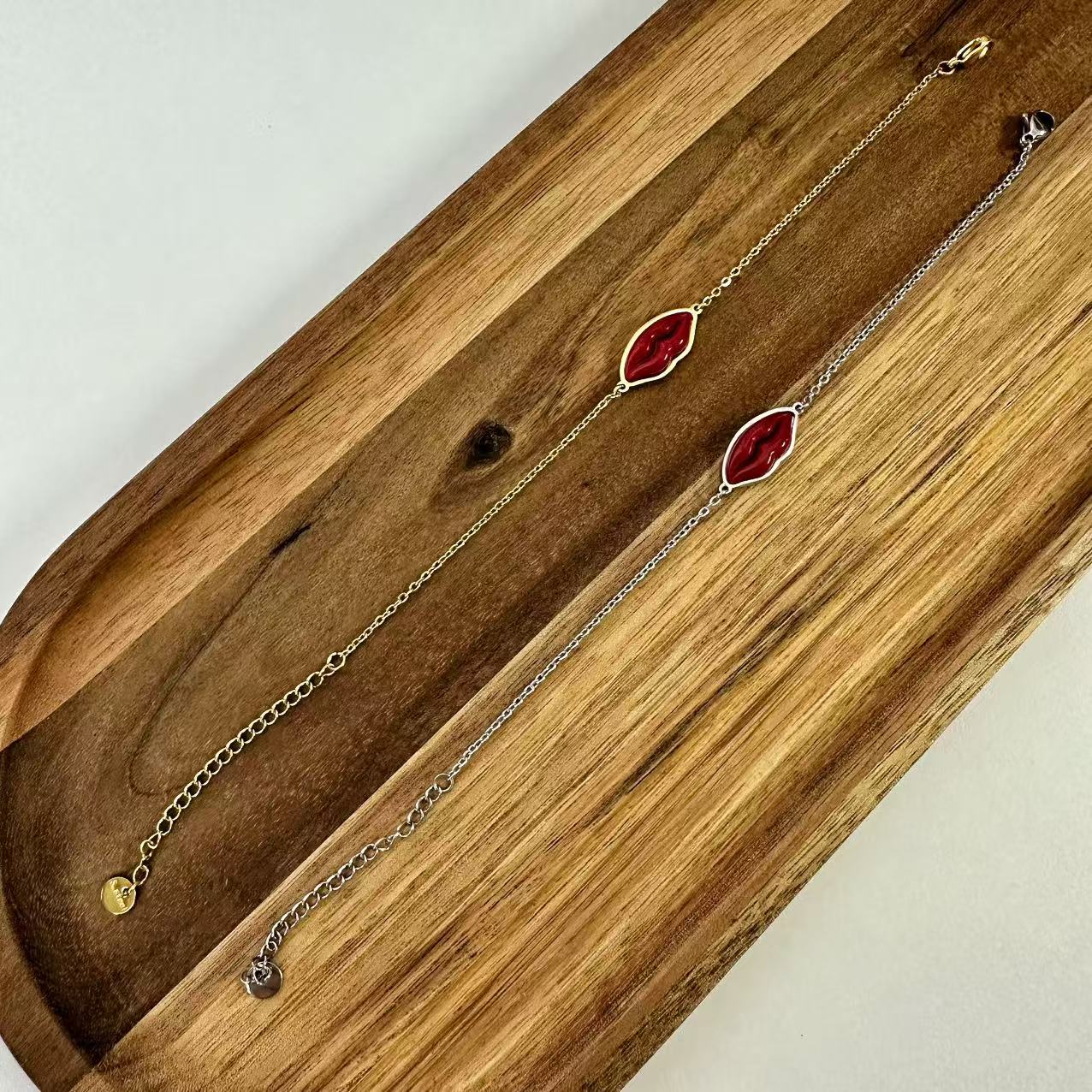 (B057)BRACCIALE DONNA CON LE LABBRA IN ACCIAIO INOX