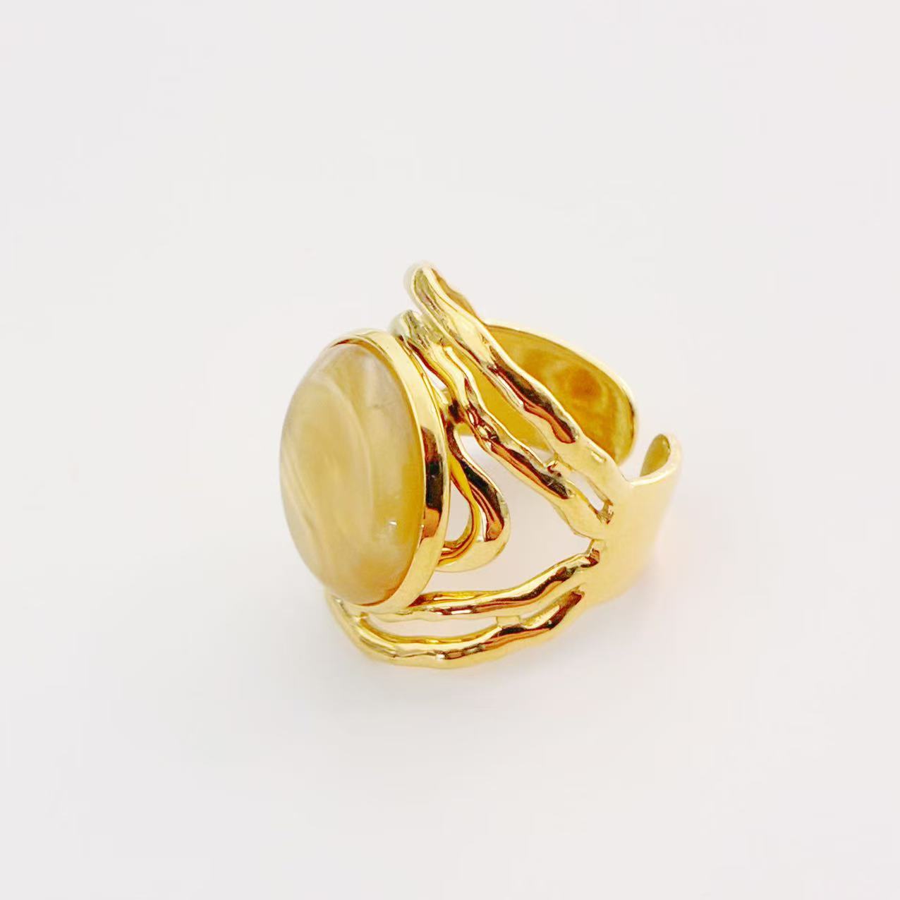 Anello Cabochon Intrecciato – Linee Scultoree