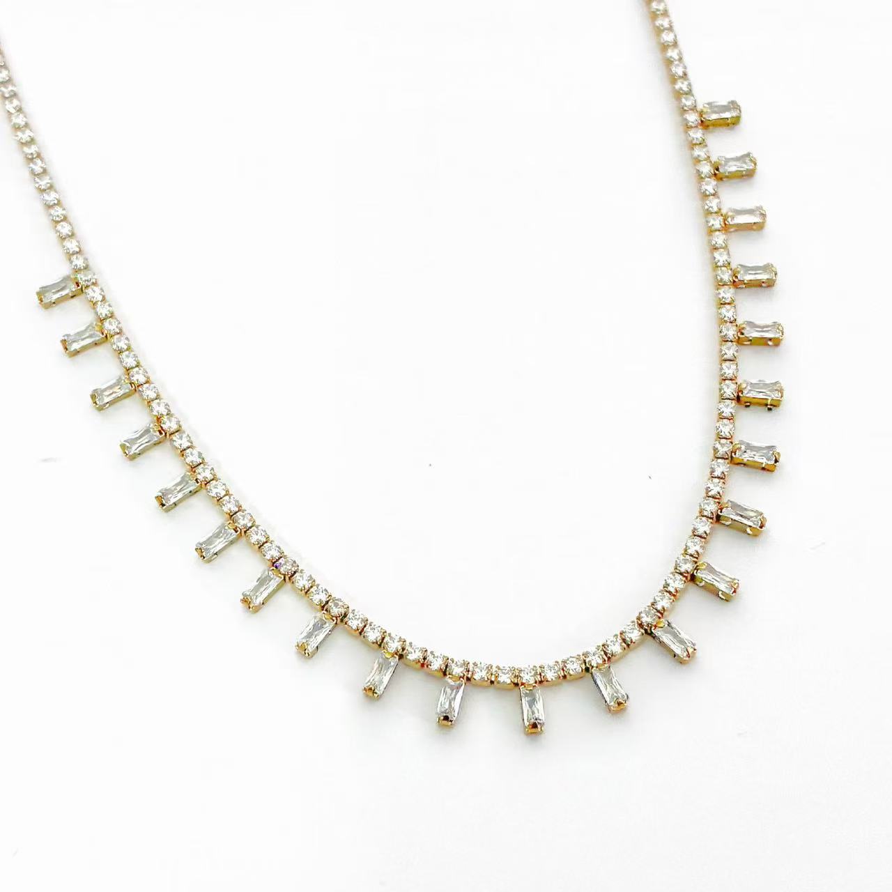 Collana Brillante con Pendenti Geometrici – Eleganza Contemporanea