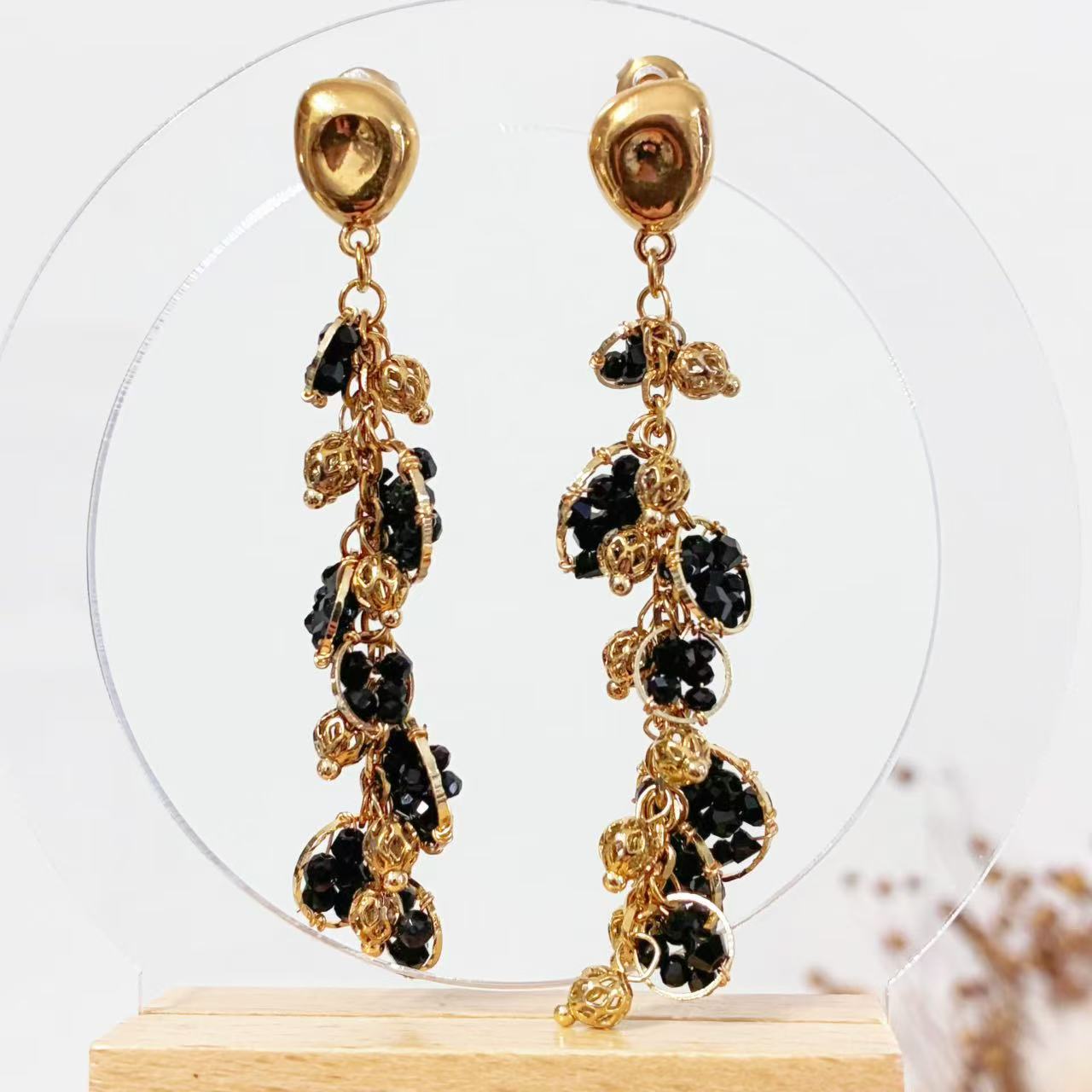 Orecchini Pendenti con Cristalli & Maglie Dorate – Eleganza Mossa e Sofisticata