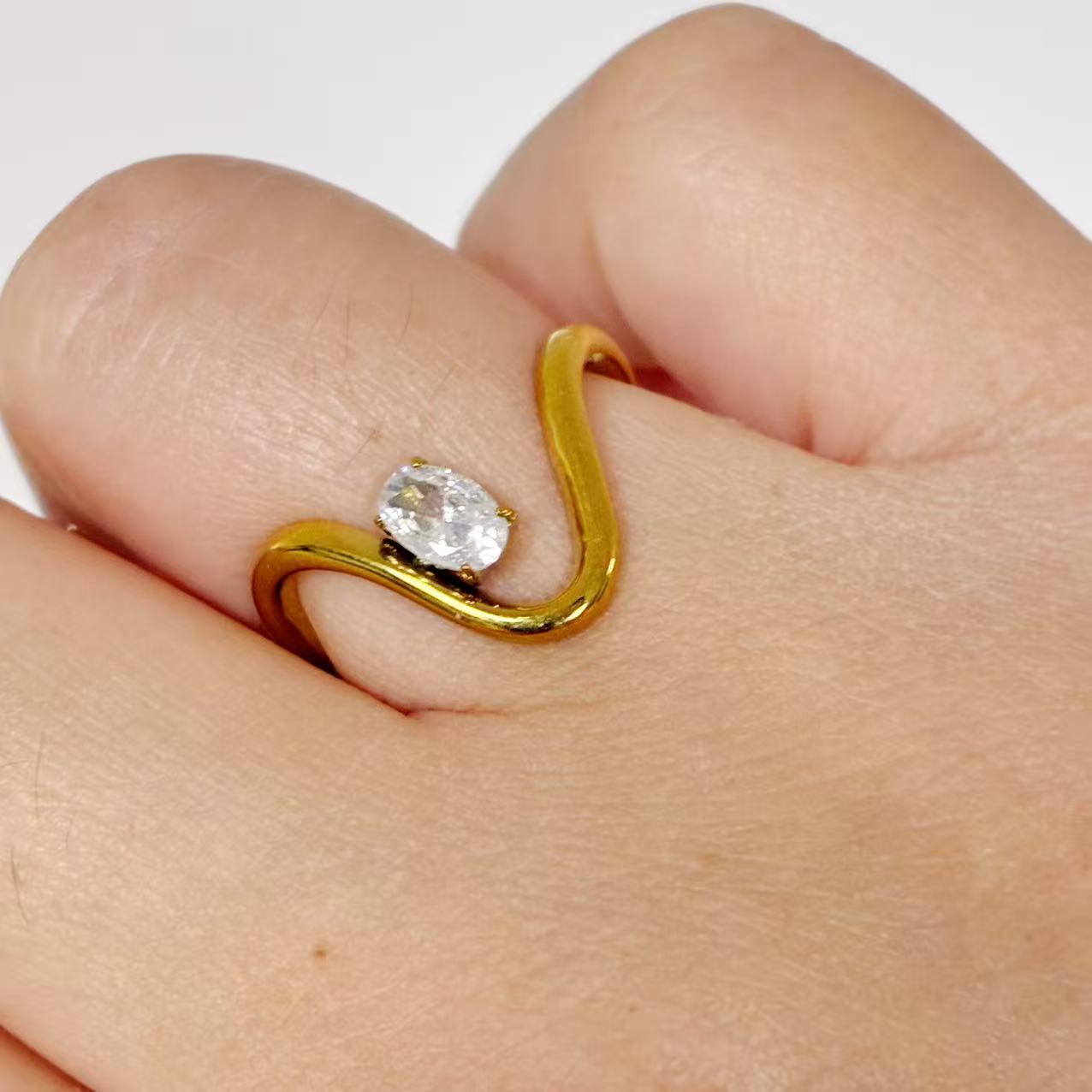 Anello “Onda di Luce” con zircone ovale  | regolabile | in acciaio inox