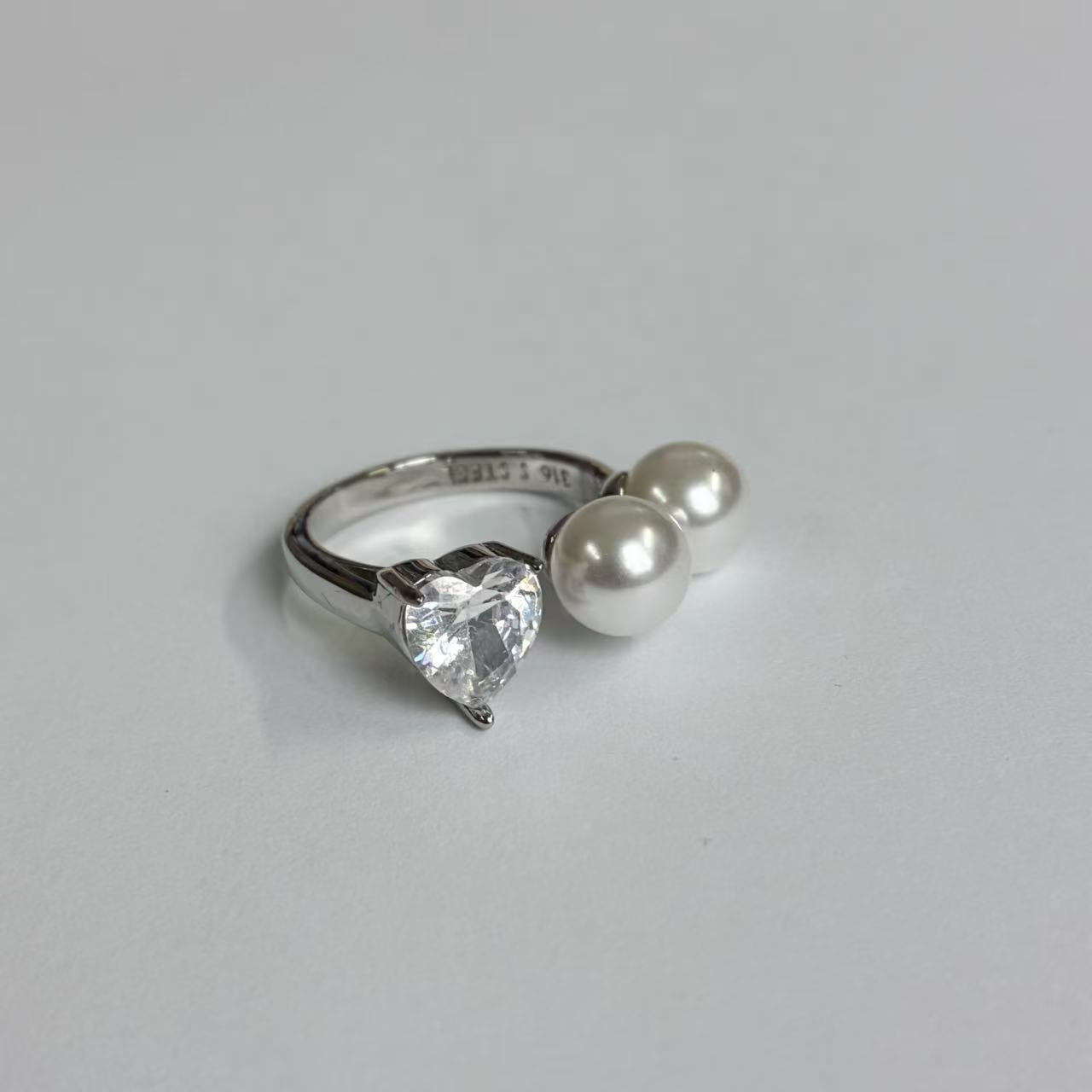 Anello Cuore con Doppia Perla – Acciaio Inossidabile
