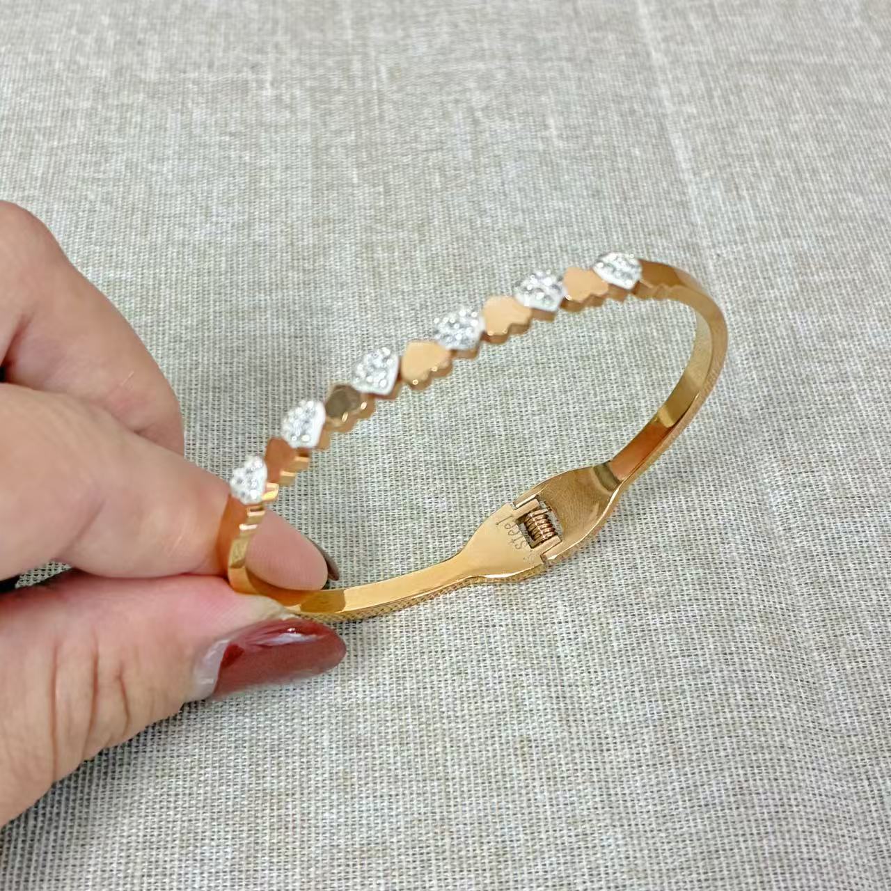 Bracciale rigido oro rosa con la chiusura a molla