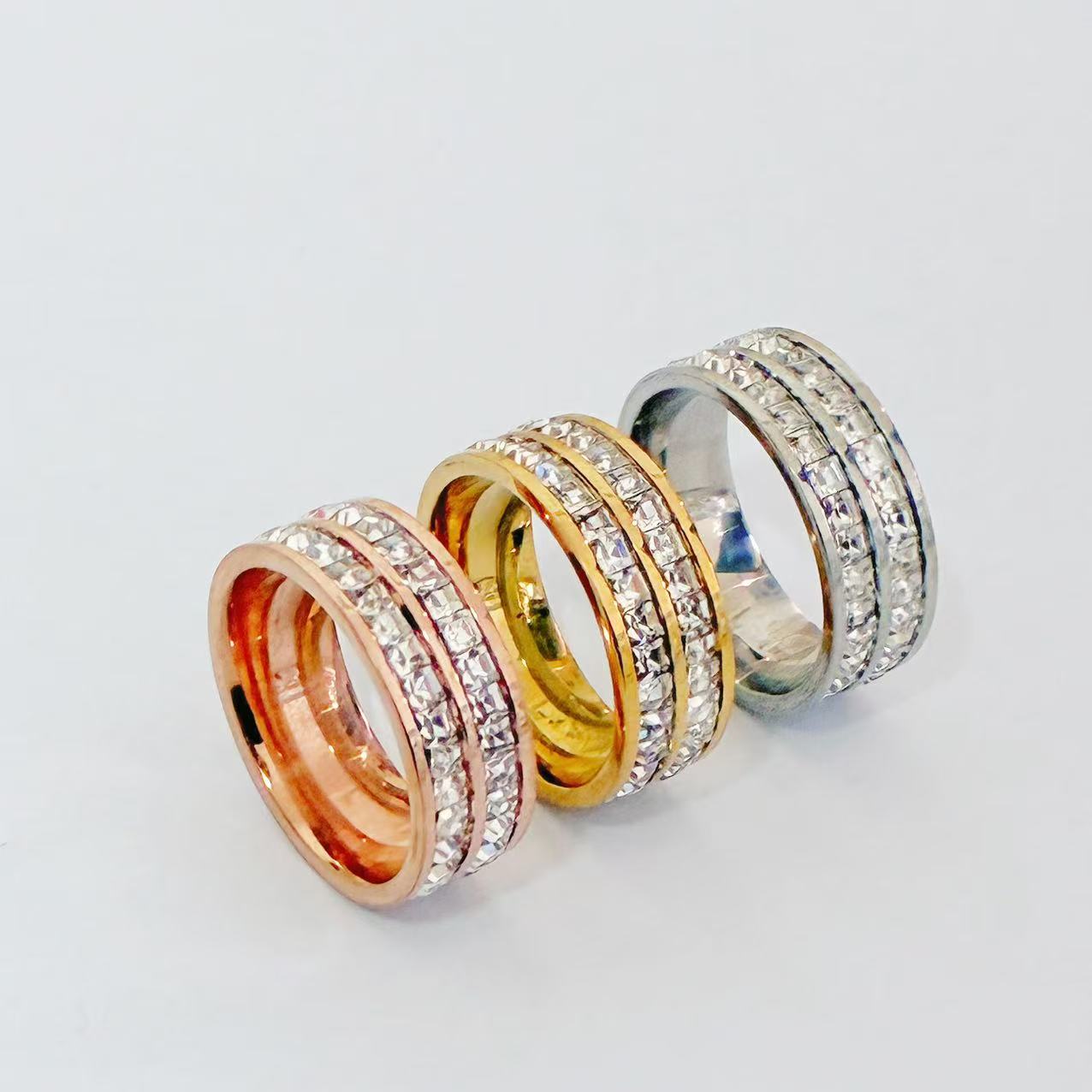 Anello “Luce Pura” – Eleganza in Ogni Dettaglio