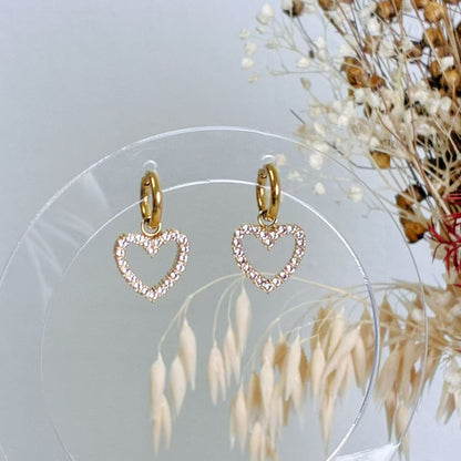 Orecchini “Cuore di Luce” – Cerchi con Pendenti a Cuore di Zirconi