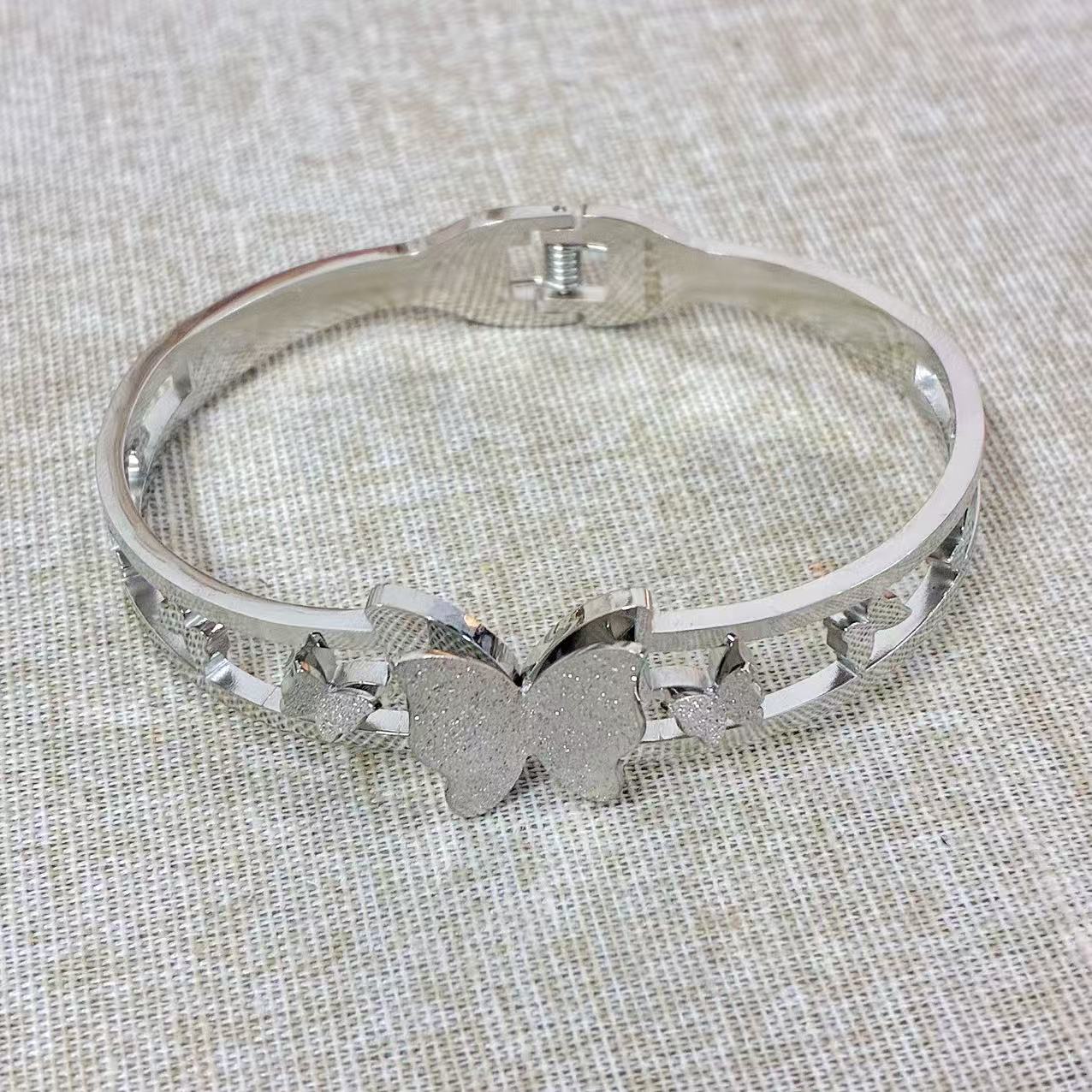 Bracciale rigido con farfalle con la chiusura a molla