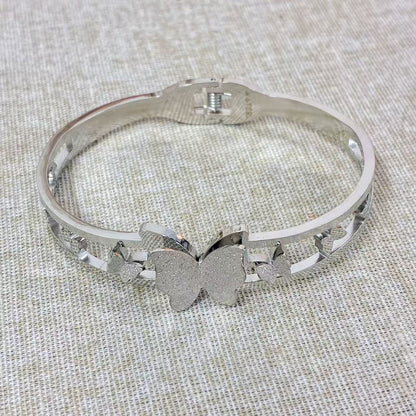 Bracciale rigido con farfalle con la chiusura a molla