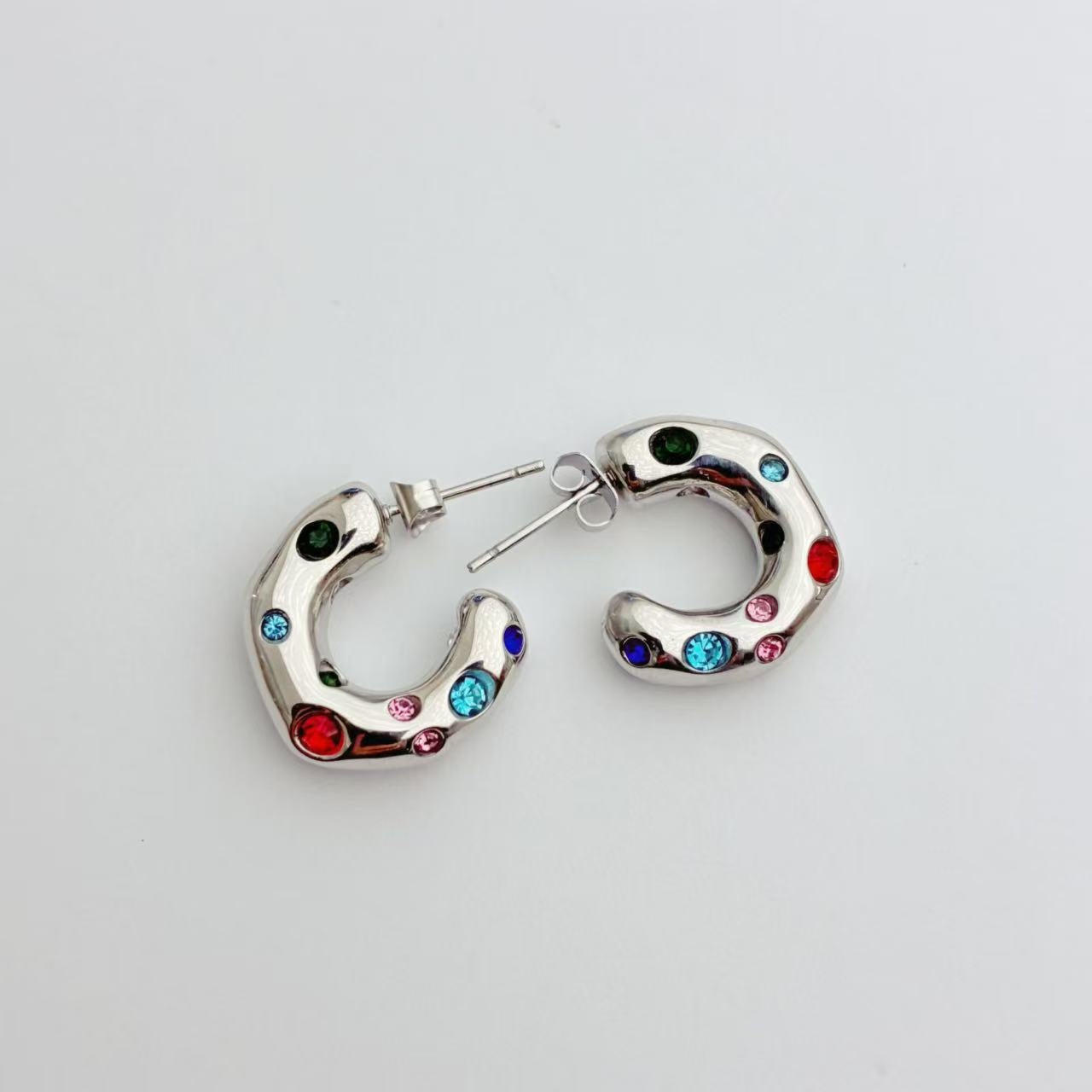 Orecchini “Luce Scultorea” – Mini Cerchi Argento con Cristalli Brillanti