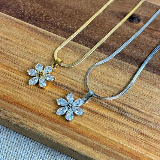 Collana “Fiore Elegante” – La grazia in un dettaglio
