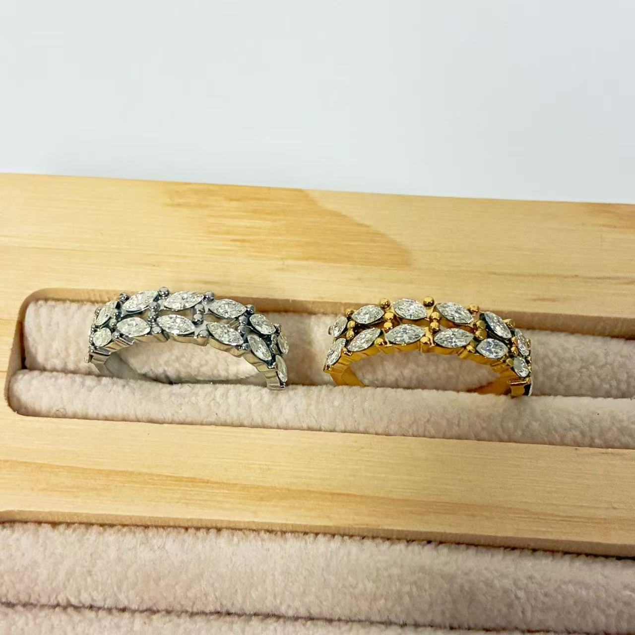 Anello Fascia Petali – Brillantezza Intrecciata