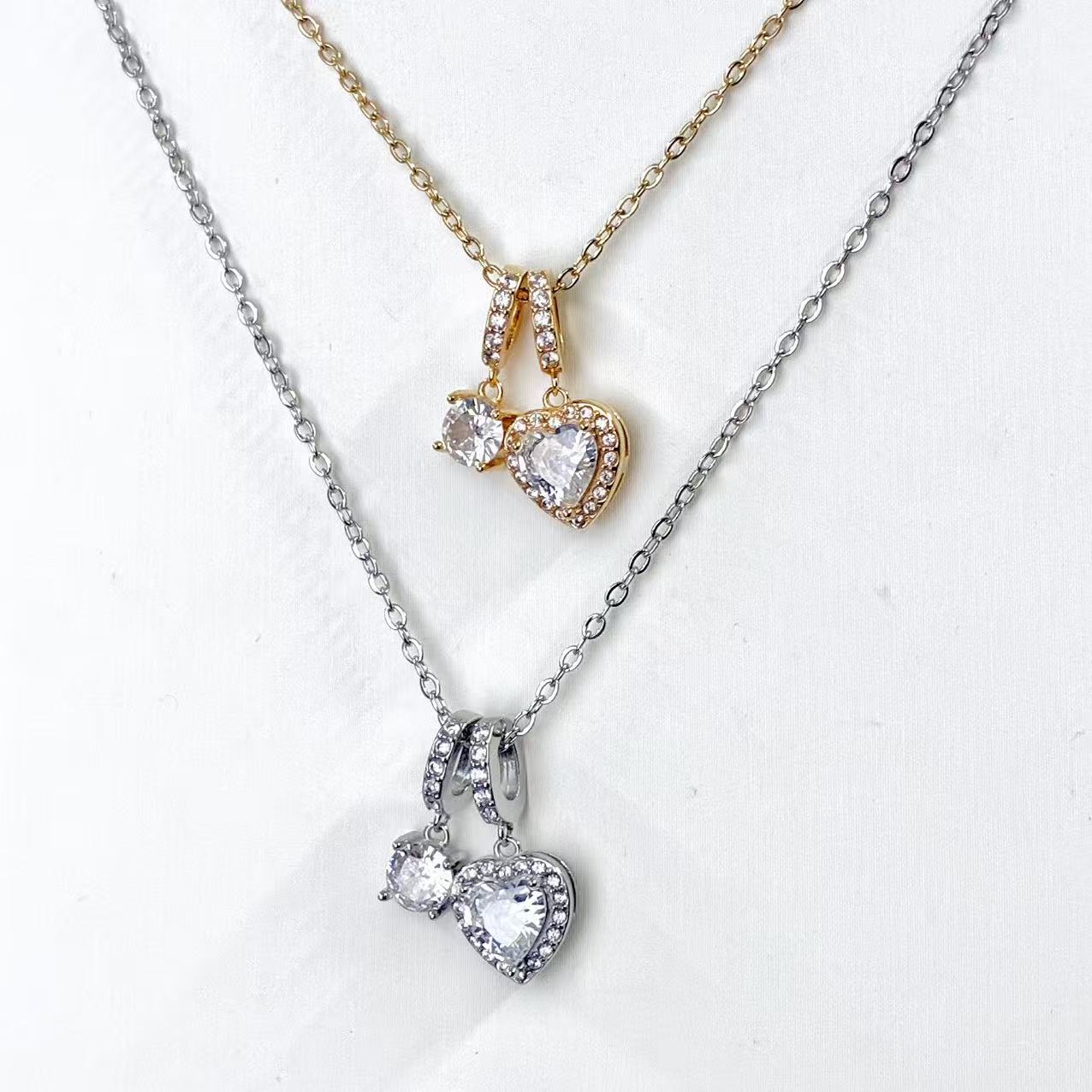 Collana “Cuori Gemelli” – Romantica Brillantezza con Doppio Pendente