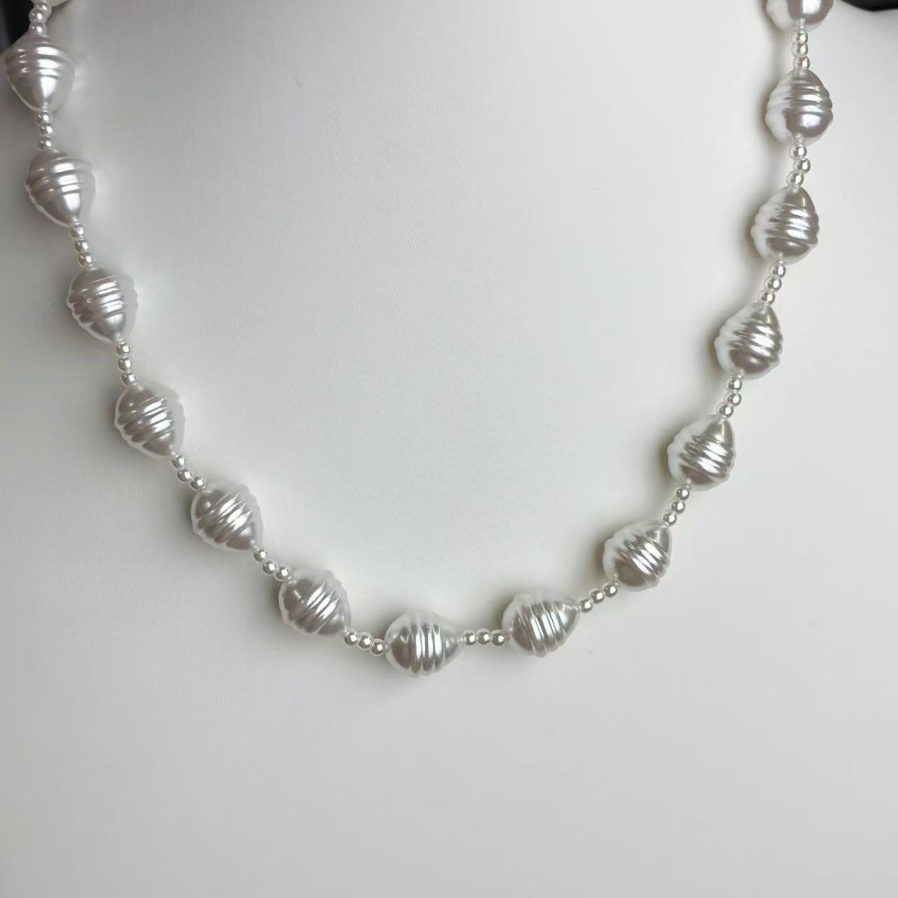 Collana “Perle Scultoree” – Eleganza Contemporanea con un Tocco Artistico