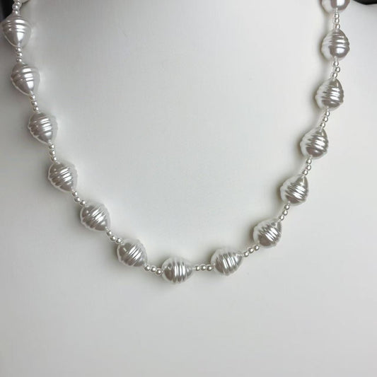 Collana “Perle Scultoree” – Eleganza Contemporanea con un Tocco Artistico