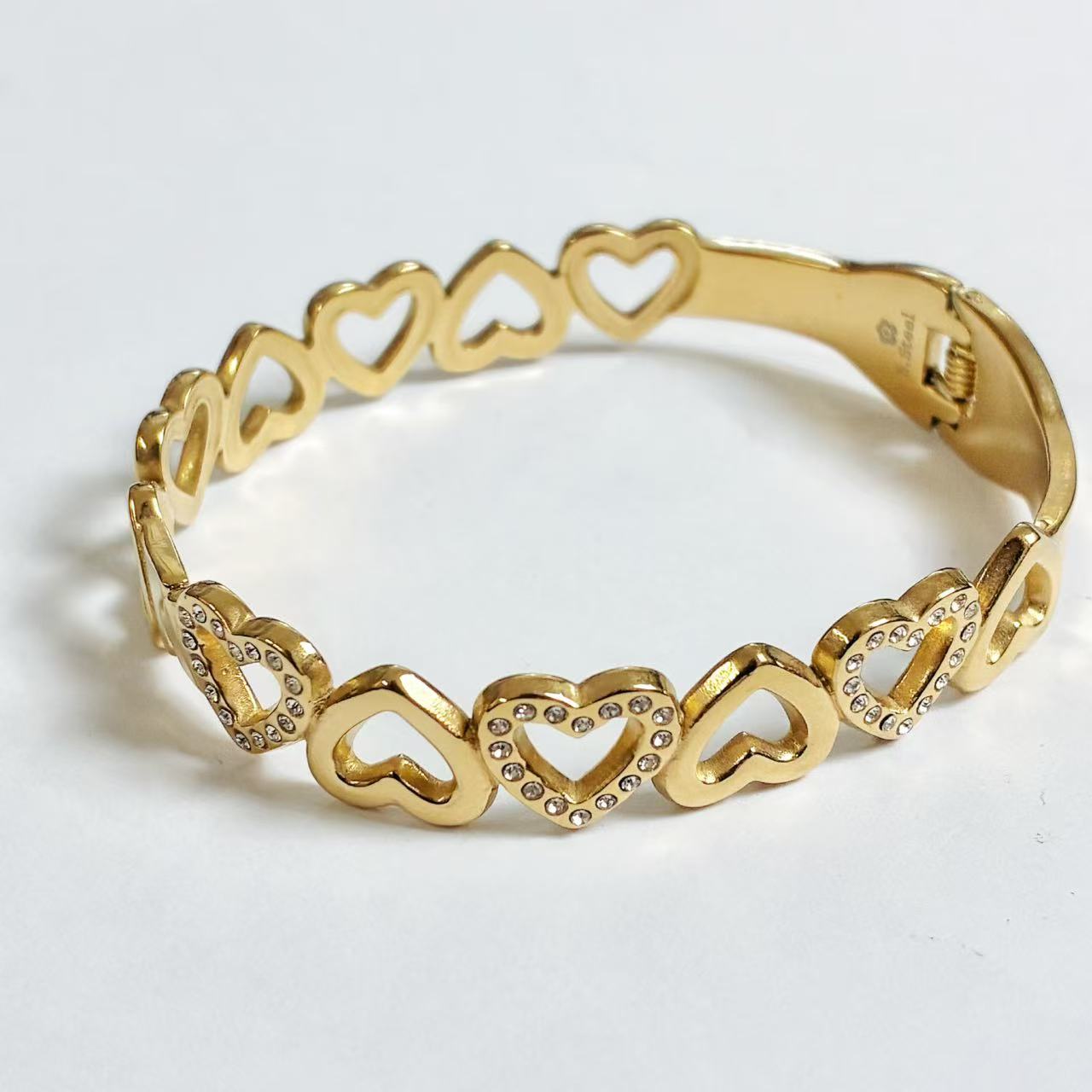 Bracciale Rigido “Cuori Dorati” – Romanticismo Luminoso in Acciaio