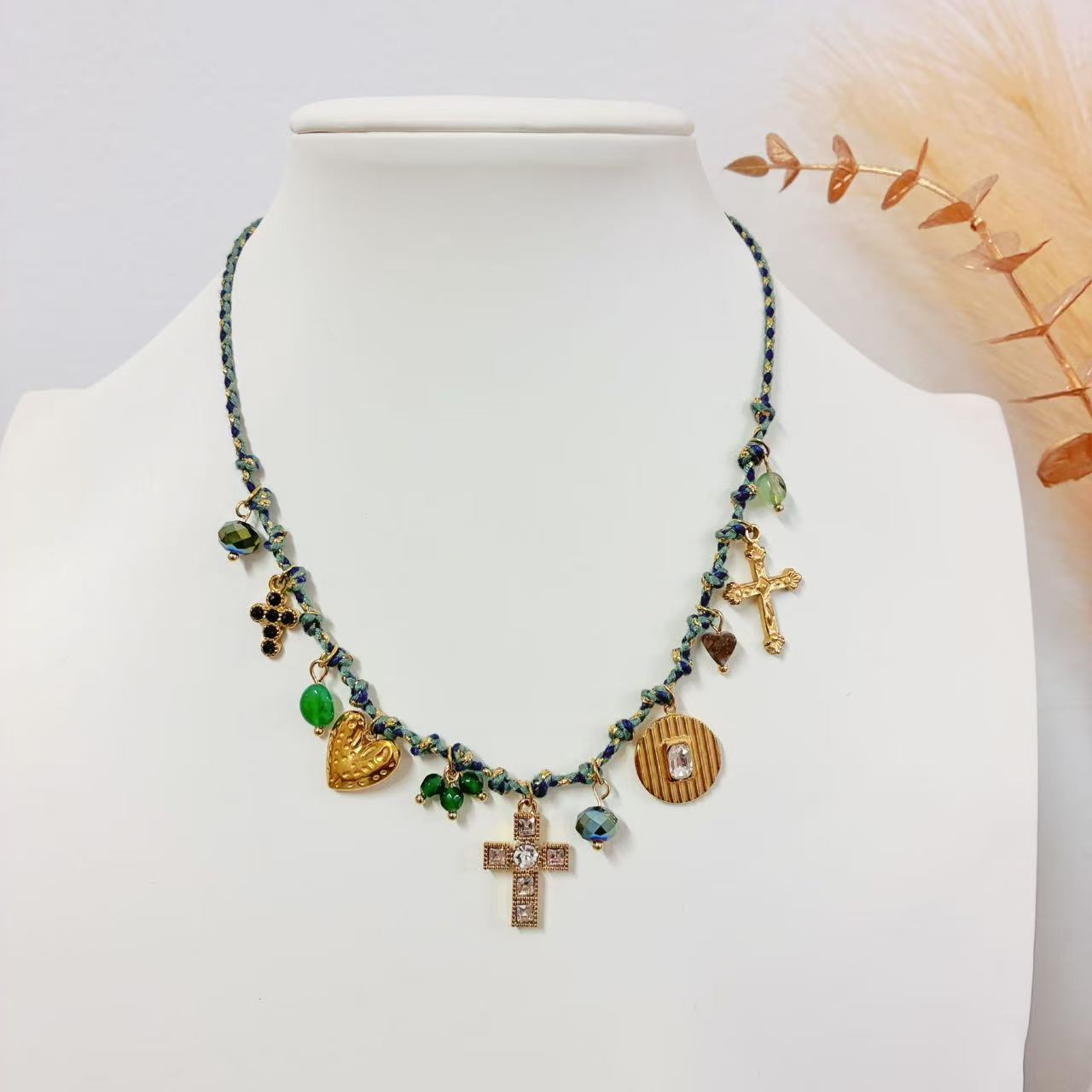 Collana “Amuleti Preziosi” – Un Racconto di Simboli e Colori