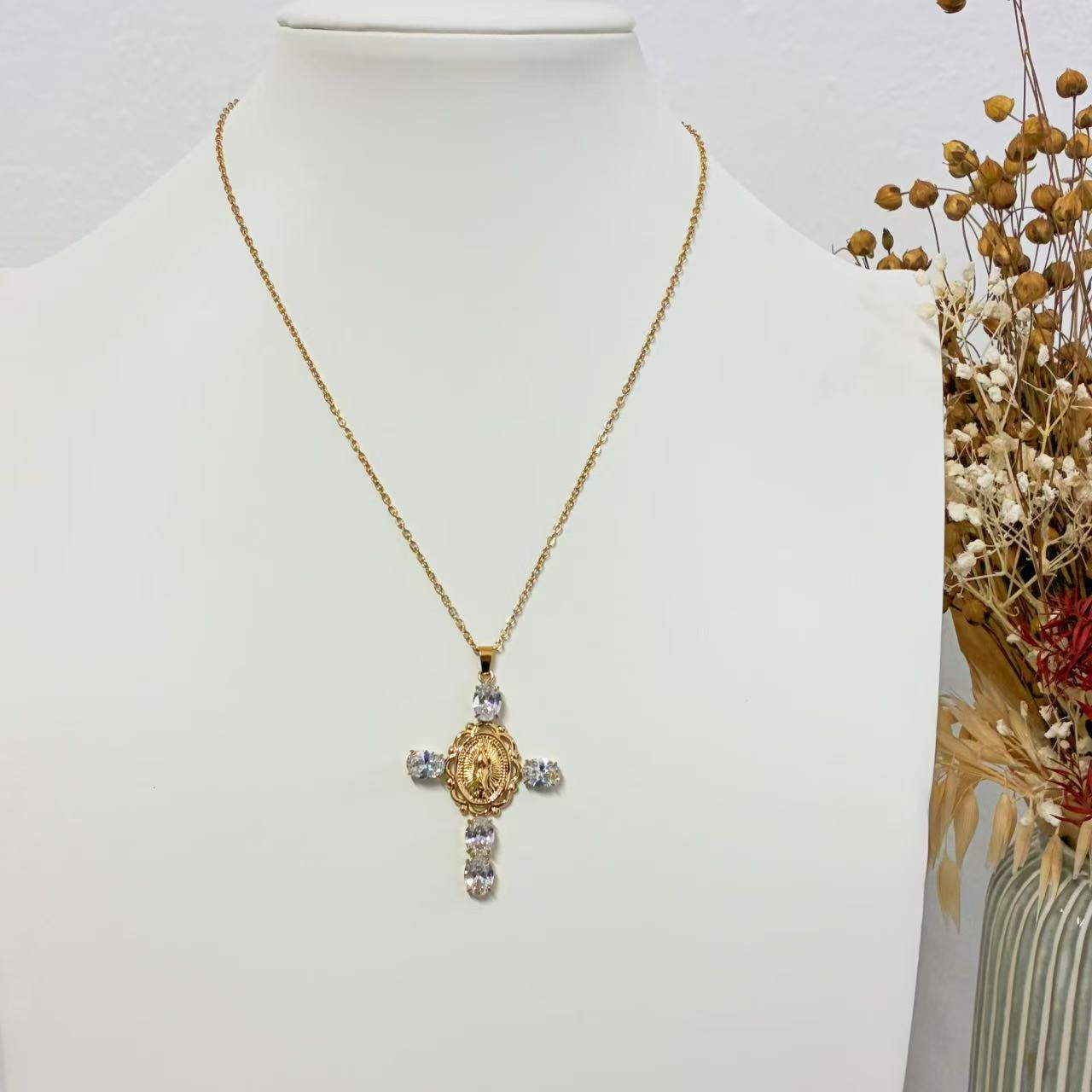 Collana Croce con Cristalli & Medaglia – Eleganza Iconica e Brillantezza Sacra