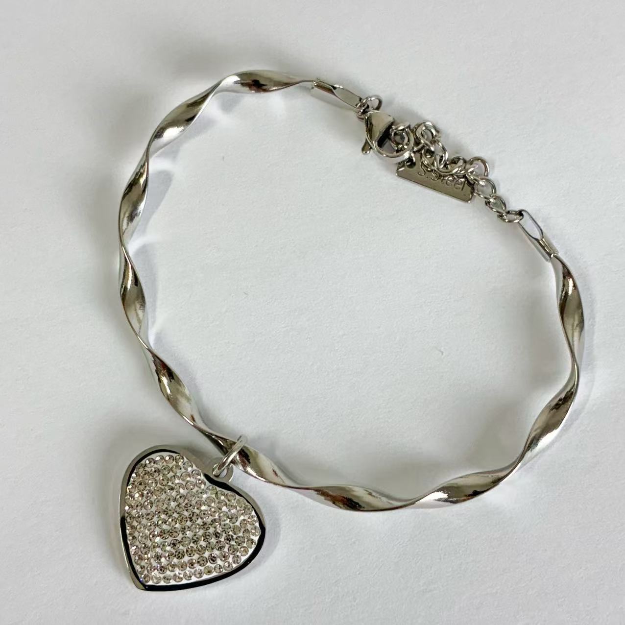 Bracciale “Battito del Cuore” – Eleganza Intrecciata con Charme